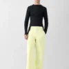 Dopasowane spodnie z Gore-Texu Jacquemus + Nike Dopasowane spodnie z Gore-Texu – współpraca Jacquemus + Nike