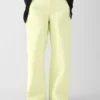 Dopasowane spodnie z Gore-Texu Jacquemus + Nike Dopasowane spodnie z Gore-Texu – współpraca Jacquemus + Nike