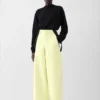 Dopasowane spodnie z Gore-Texu Jacquemus + Nike Dopasowane spodnie z Gore-Texu – współpraca Jacquemus + Nike
