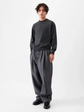Haftowany sweter Haftowany sweter z dzianiny