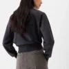 Haftowany sweter Haftowany sweter z dzianiny